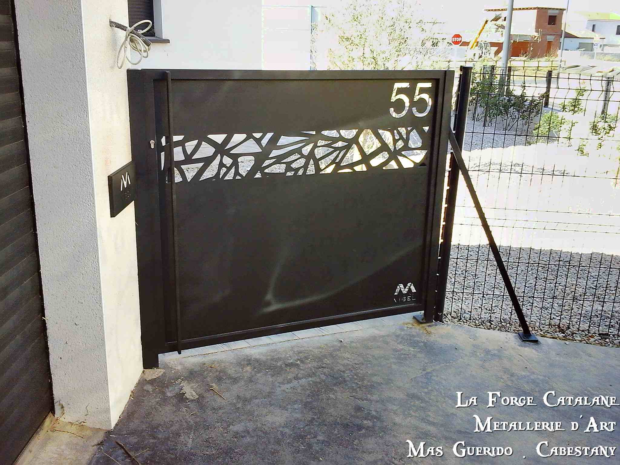 portillon tole decoupe laser numero integre thermolaquage forge catalane.jpg